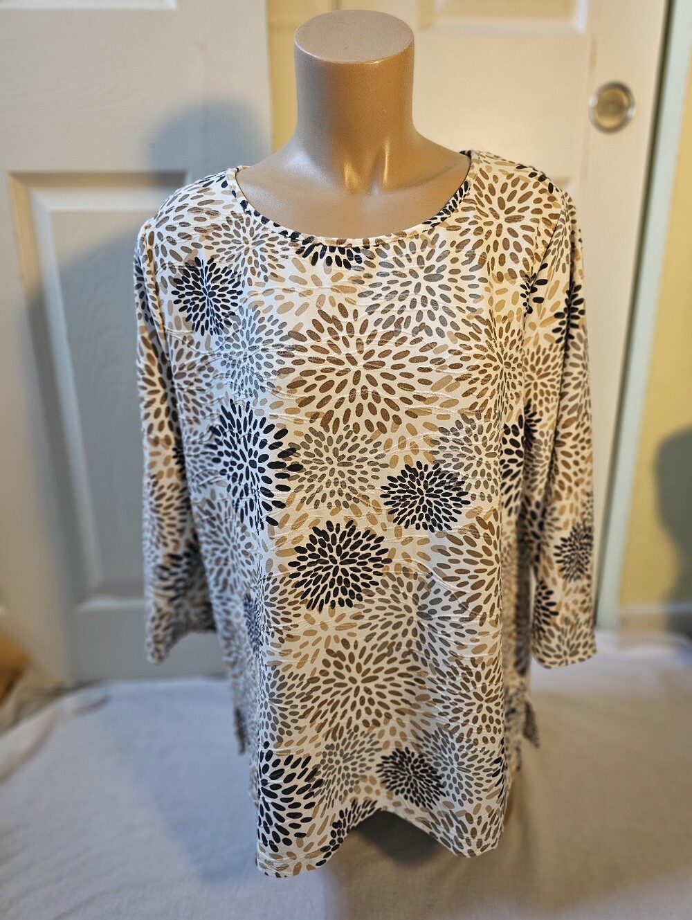 Emily Daniels XL Abstract Floral Burst Stretch Top NWT Neutral 3/4 Sleeve Blouse - Picture 2 of 9